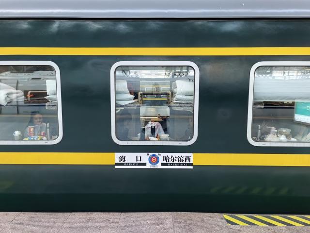 (260120) -- HARBIN, Jan. 20, 2026 (Xinhua) -- This photo taken on Nov. 25, 2025 shows the train Z114/Z111, fondly referred to as "the train of migratory birds," before departure in Harbin, northeast China's Heilongjiang Province. TO GO WITH "Across China: 'Train of migratory birds' brings winter sunshine to elderly Chinese travelers" (Xinhua/Zhang Yue)