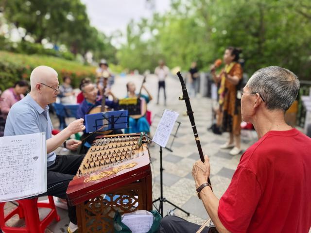(260120) -- HARBIN, Jan. 20, 2026 (Xinhua) -- Elderly people enjoy their leisure time in Sanya, south China's Hainan Province, Dec. 2, 2025. TO GO WITH "Across China: 'Train of migratory birds' brings winter sunshine to elderly Chinese travelers" (Xinhua/Zhang Yue)