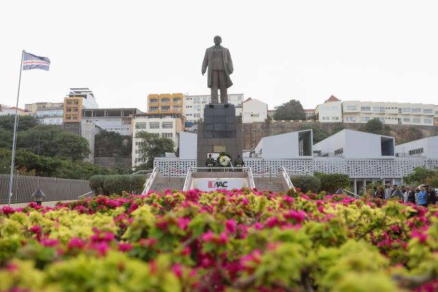 (260120) -- PRAIA, Jan. 20, 2026 (Xinhua) -- A statue of Amilcar Cabral is seen at the Amilcar Cabral Memorial in Praia, capital of Cape Verde, on Jan. 20, 2026. Cape Verde observed National Heroes Day to pay tribute to the pioneers and national heroes of its independence struggle on Tuesday. (Photo by Elton Monteiro/Xinhua)