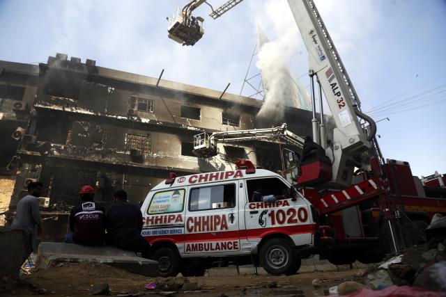 (260120) -- KARACHI, Jan. 20, 2026 (Xinhua) -- Rescuers work at the fire site at a shopping mall in southern Pakistani port city of Karachi on Jan. 20, 2026. The death toll from a massive fire at a multi-storey commercial building in Pakistan's southern port city of Karachi has risen to 26, while 74 people are still missing, officials said on Tuesday. (Str/Xinhua)