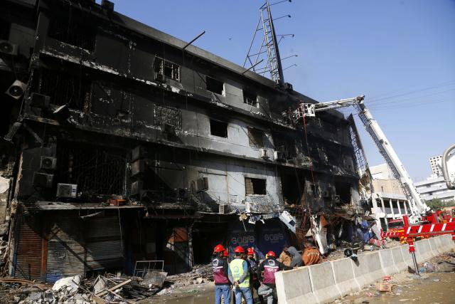 (260120) -- KARACHI, Jan. 20, 2026 (Xinhua) -- Rescuers work at the fire site at a shopping mall in southern Pakistani port city of Karachi on Jan. 20, 2026. The death toll from a massive fire at a multi-storey commercial building in Pakistan's southern port city of Karachi has risen to 26, while 74 people are still missing, officials said on Tuesday. (Str/Xinhua)