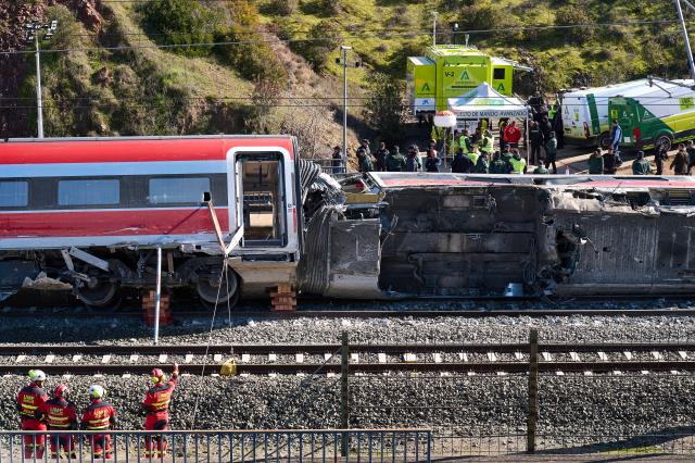 (260120) -- CORDOBA, Jan. 20, 2026 (Xinhua) -- Rescuers work at the high-speed train collision site near Adamuz, in Cordoba, Spain, Jan. 20, 2026. Two high-speed trains collided in Cordoba Province in southern Spain on January 18, causing heavy casualties. (Xinhua/Meng Dingbo)