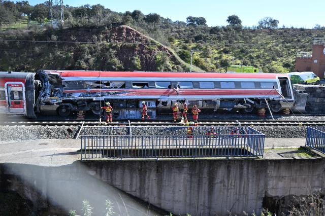 (260120) -- CORDOBA, Jan. 20, 2026 (Xinhua) -- Rescuers work at the high-speed train collision site near Adamuz, in Cordoba, Spain, Jan. 20, 2026. Two high-speed trains collided in Cordoba Province in southern Spain on January 18, causing heavy casualties. (Xinhua/Cheng Min)
