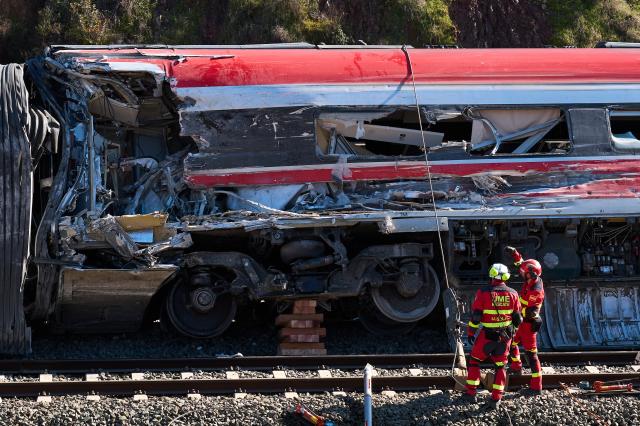 (260120) -- CORDOBA, Jan. 20, 2026 (Xinhua) -- Rescuers work at the high-speed train collision site near Adamuz, in Cordoba, Spain, Jan. 20, 2026. Two high-speed trains collided in Cordoba Province in southern Spain on January 18, causing heavy casualties. (Xinhua/Meng Dingbo)