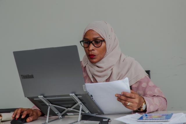 (260120) -- DAR ES SALAAM, Jan. 20, 2026 (Xinhua) -- Amina works at her office in Dar es Salaam, Tanzania, Jan 15, 2026. TO GO WITH "Feature: China-Tanzania cooperation advances with trained female railway talent" (Xinhua/Emmanuel Herman)