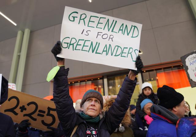 (260120) -- NEW YORK, Jan. 20, 2026 (Xinhua) -- A woman attends a protest in New York, the United States, on Jan. 20, 2026. (Xinhua/Zhang Fengguo)