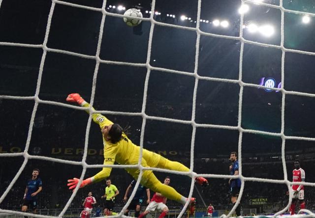 (260121) -- MILAN, Jan. 21, 2026 (Xinhua) -- Inter Milan's Yann Sommer (front) fails to save the goal of Arsenal's Viktor Gyokeres during the UEFA Champions League match between Inter Milan and Arsenal in Milan, Italy, Jan. 20, 2026. (Photo by Alberto Lingria/Xinhua)