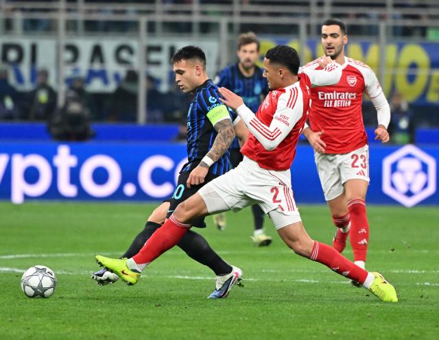 (260121) -- MILAN, Jan. 21, 2026 (Xinhua) -- Inter Milan's Lautaro Martinez (L) vies with Arsenal's William Saliba during the UEFA Champions League match between Inter Milan and Arsenal in Milan, Italy, Jan. 20, 2026. (Photo by Alberto Lingria/Xinhua)