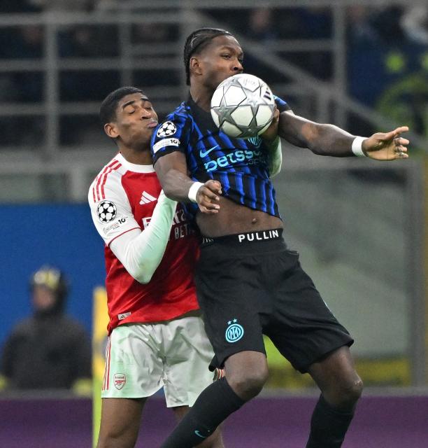 (260121) -- MILAN, Jan. 21, 2026 (Xinhua) -- Inter Milan's Marcus Thuram (R) vies with Arsenal's Cristhian Mosquera during the UEFA Champions League match between Inter Milan and Arsenal in Milan, Italy, Jan. 20, 2026. (Photo by Alberto Lingria/Xinhua)