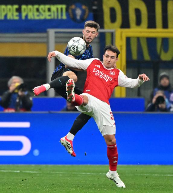 (260121) -- MILAN, Jan. 21, 2026 (Xinhua) -- Inter Milan's Petar Sucic (L) vies with Arsenal's Martin Zubimendi during the UEFA Champions League match between Inter Milan and Arsenal in Milan, Italy, Jan. 20, 2026. (Photo by Alberto Lingria/Xinhua)