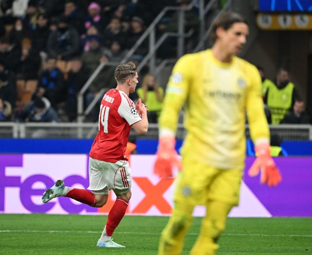 (260121) -- MILAN, Jan. 21, 2026 (Xinhua) -- Arsenal's Viktor Gyokeres (L) celebrates his goal during the UEFA Champions League match between Inter Milan and Arsenal in Milan, Italy, Jan. 20, 2026. (Photo by Alberto Lingria/Xinhua)