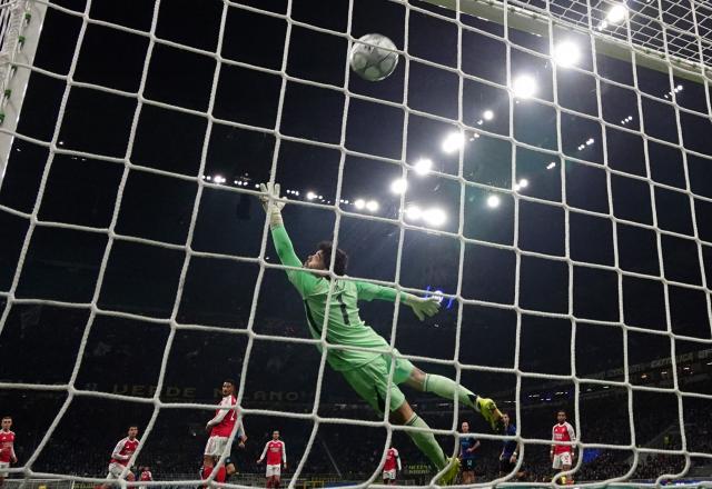 (260121) -- MILAN, Jan. 21, 2026 (Xinhua) -- Arsenal's David Raya fails to save the goal of Inter Milan's Petar Sucic during the UEFA Champions League match between Inter Milan and Arsenal in Milan, Italy, Jan. 20, 2026. (Photo by Alberto Lingria/Xinhua)