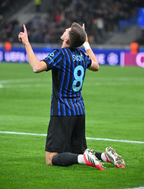(260121) -- MILAN, Jan. 21, 2026 (Xinhua) -- Inter Milan's Petar Sucic celebrates his goal during the UEFA Champions League match between Inter Milan and Arsenal in Milan, Italy, Jan. 20, 2026. (Photo by Alberto Lingria/Xinhua)