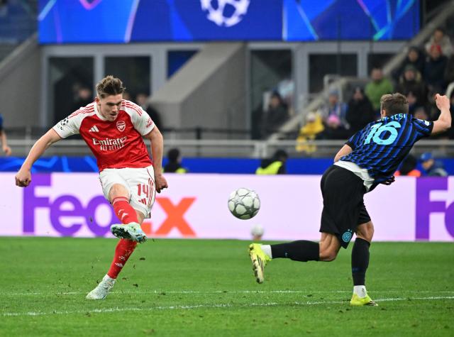 (260121) -- MILAN, Jan. 21, 2026 (Xinhua) -- Arsenal's Viktor Gyokeres (L) scores during the UEFA Champions League match between Inter Milan and Arsenal in Milan, Italy, Jan. 20, 2026. (Photo by Alberto Lingria/Xinhua)