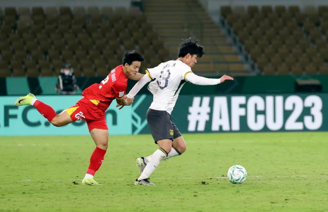 (260121) -- JEDDAH, Jan. 21, 2026 (Xinhua) -- Wang Bohao (R) of China vies with Thanh Nhan Nguyen of Vietnam during the 2026 AFC U23 Asian Cup semifinal match between China and Vietnam in Jeddah, Saudi Arabia, Jan. 20, 2026. (Xinhua/Wang Haizhou)