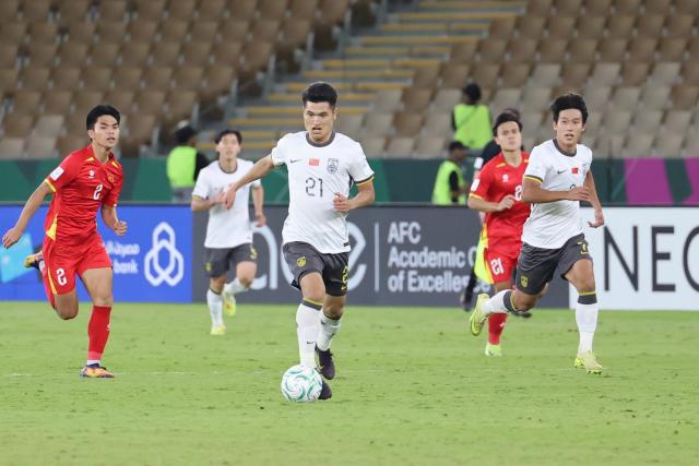 (260121) -- JEDDAH, Jan. 21, 2026 (Xinhua) -- Bao Shengxin (C) of China controls the ball during the 2026 AFC U23 Asian Cup semifinal match between China and Vietnam in Jeddah, Saudi Arabia, Jan. 20, 2026. (Xinhua/Wang Haizhou)