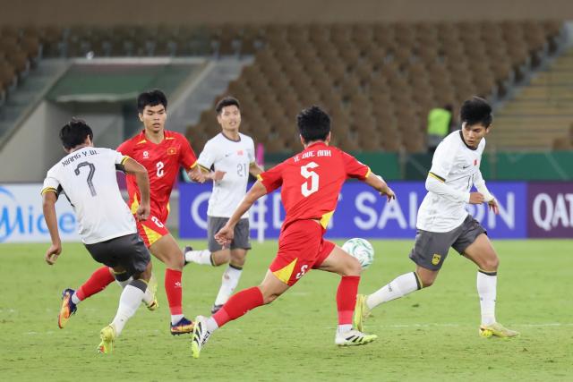 (260121) -- JEDDAH, Jan. 21, 2026 (Xinhua) -- Xiang Yuwang (1st L) of China shoots to score during the 2026 AFC U23 Asian Cup semifinal match between China and Vietnam in Jeddah, Saudi Arabia, Jan. 20, 2026. (Xinhua/Wang Haizhou)