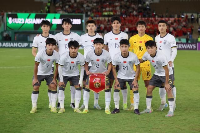 (260121) -- JEDDAH, Jan. 21, 2026 (Xinhua) -- Starting players of China pose before the 2026 AFC U23 Asian Cup semifinal match between China and Vietnam in Jeddah, Saudi Arabia, Jan. 20, 2026. (Xinhua/Wang Haizhou)