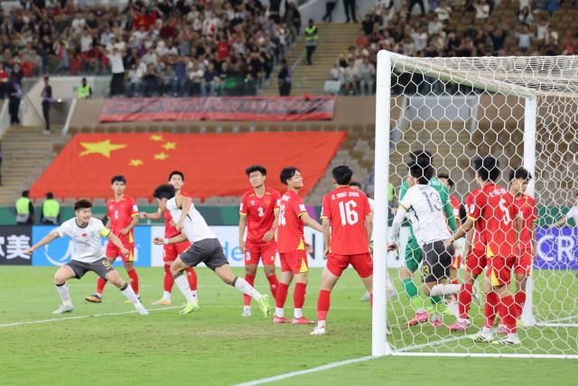 (260121) -- JEDDAH, Jan. 21, 2026 (Xinhua) -- Peng Xiao (front 2nd L) of China celebrates after scoring during the 2026 AFC U23 Asian Cup semifinal match between China and Vietnam in Jeddah, Saudi Arabia, Jan. 20, 2026. (Xinhua/Wang Haizhou)