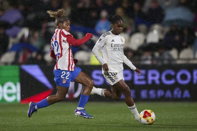 (260121) -- CASTELLON, Jan. 21, 2026 (Xinhua) -- Linda Caicedo (R) of Real Madrid vies with Luany of Atletico de Madrid during the Spanish Women Super Cup semifinal match between Atletico de Madrid and Real Madrid at Castallia Stadium in Castellon, Spain, Jan. 20, 2026. (Photo by Pablo Morano/Xinhua)