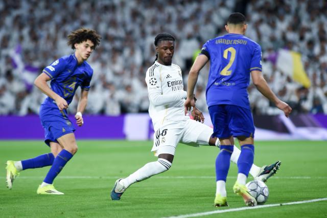 (260121) -- MADRID, Jan. 21, 2026(Xinhua) -- Real Madrid's Eduardo Camavinga (C) competes during the UEFA Champions League match between Real Madrid and AS Monaco, Madrid, Spain, Jan. 20, 2026. (Photo by Gustavo Valiente/Xinhua)
