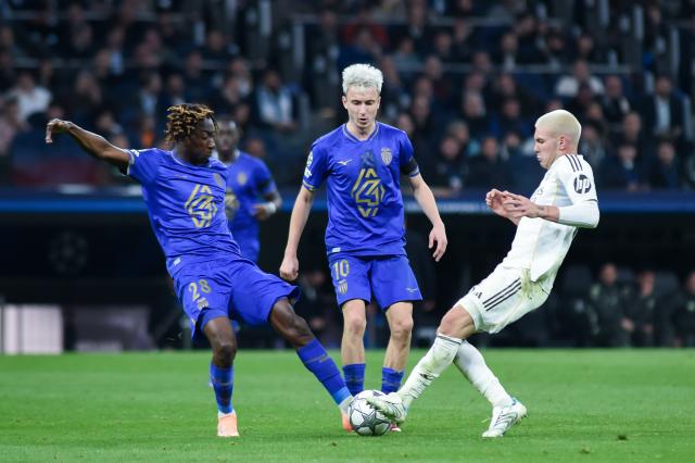 (260121) -- MADRID, Jan. 21, 2026(Xinhua) -- Real Madrid's Franco Mastantuono (R) vies with AS Monaco's Coulibaly (L) during the UEFA Champions League match between Real Madrid and AS Monaco, Madrid, Spain, Jan. 20, 2026. (Photo by Gustavo Valiente/Xinhua)