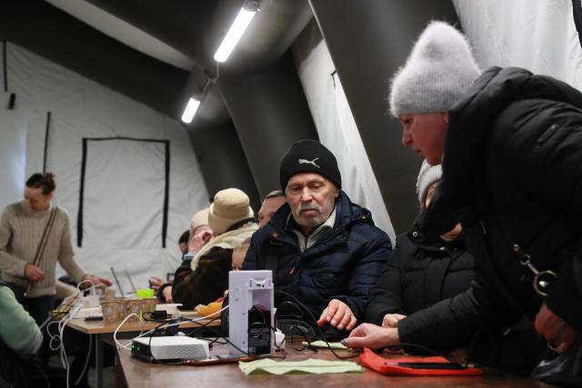 (260121) -- KIEV, Jan. 21, 2026 (Xinhua) -- People charge their electronic devices at a temporary shelter in Kiev, Ukraine, Jan. 20, 2026. Russia's air raids caused large-scale power and water supply disruptions in Ukraine's capital of Kiev on Tuesday, said Kiev Mayor Vitali Klitschko.
   A total of 5,635 apartment buildings in Kiev were left without heating following Russia's overnight aerial attacks, Klitschko wrote on social media Telegram. (Xinhua/Li Dongxu)