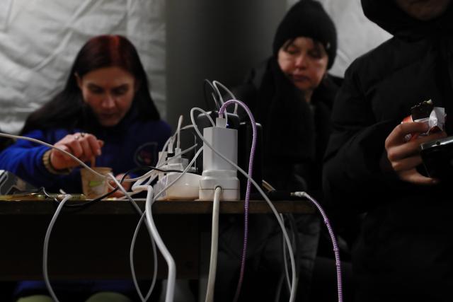 (260121) -- KIEV, Jan. 21, 2026 (Xinhua) -- People charge their electronic devices at a temporary shelter in Kiev, Ukraine, Jan. 20, 2026. Russia's air raids caused large-scale power and water supply disruptions in Ukraine's capital of Kiev on Tuesday, said Kiev Mayor Vitali Klitschko.
   A total of 5,635 apartment buildings in Kiev were left without heating following Russia's overnight aerial attacks, Klitschko wrote on social media Telegram. (Xinhua/Li Dongxu)
