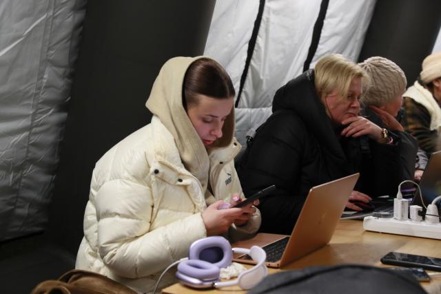 (260121) -- KIEV, Jan. 21, 2026 (Xinhua) -- People use their laptops at a temporary shelter in Kiev, Ukraine, Jan. 20, 2026. Russia's air raids caused large-scale power and water supply disruptions in Ukraine's capital of Kiev on Tuesday, said Kiev Mayor Vitali Klitschko.
   A total of 5,635 apartment buildings in Kiev were left without heating following Russia's overnight aerial attacks, Klitschko wrote on social media Telegram. (Xinhua/Li Dongxu)