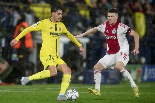 (260121) -- VILA-REAL, Jan. 21, 2026 (Xinhua) -- Sergi Cardona (L) of Villarreal vies with Anton Gaaei of Ajax during the UEFA Champions League match between Villarreal and Ajax at La Ceramica Stadium in Vila-real, Spain, Jan. 20, 2026. (Str/Xinhua)