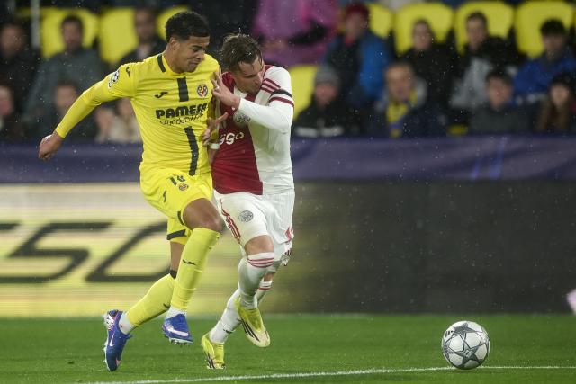 (260121) -- VILA-REAL, Jan. 21, 2026 (Xinhua) -- Santiago Mourino (L) of Villarreal vies with Mika Godts of Ajax during the UEFA Champions League match between Villarreal and Ajax at La Ceramica Stadium in Vila-real, Spain, Jan. 20, 2026. (Str/Xinhua)