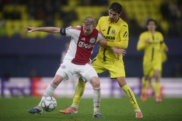 (260121) -- VILA-REAL, Jan. 21, 2026 (Xinhua) -- Santi Comesana (R) of Villarreal vies with Davy Klaassen of Ajax during the UEFA Champions League match between Villarreal and Ajax at La Ceramica Stadium in Vila-real, Spain, Jan. 20, 2026. (Str/Xinhua)