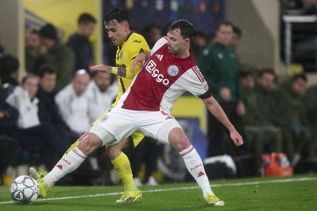 (260121) -- VILA-REAL, Jan. 21, 2026 (Xinhua) -- Alberto Moleiro (L) of Villarreal vies with Youri Regeer of Ajax during the UEFA Champions League match between Villarreal and Ajax at La Ceramica Stadium in Vila-real, Spain, Jan. 20, 2026. (Str/Xinhua)