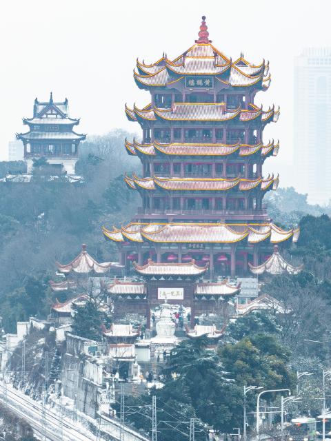 (260121) -- BEIJING, Jan. 21, 2026 (Xinhua) -- A drone photo taken on Jan. 20, 2026 shows the snow-covered Yellow Crane Tower in Wuhan, central China's Hubei Province. Measures have been taken to respond to weather conditions resulting from widespread snowfall and temperature drops across China. (Xinhua/Xiao Yijiu)
