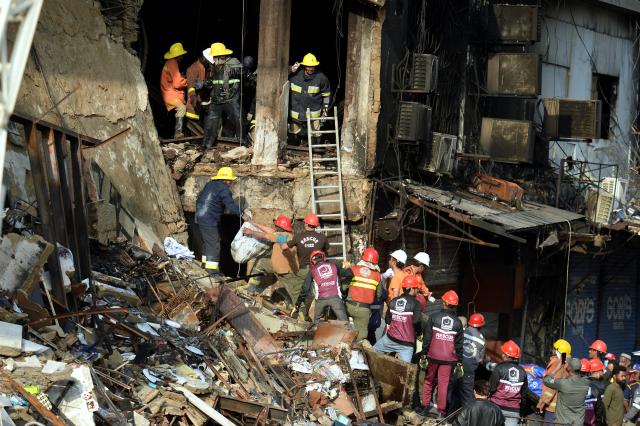 (260121) -- BEIJING, Jan. 21, 2026 (Xinhua) -- Rescuers work at the fire site of a shopping mall in Karachi, Pakistan, Jan. 19, 2026. The death toll from a massive fire at a multi-story commercial building in Pakistan's southern port city of Karachi has risen to 26, while 74 people are still missing, officials said on Tuesday. (Xinhua)