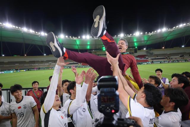 (260121) -- BEIJING, Jan. 21, 2026 (Xinhua) -- Players of China toss head coach Antonio Puche (top) in the air to celebrate after winning the 2026 AFC U23 Asian Cup semifinal match between China and Vietnam in Jeddah, Saudi Arabia, Jan. 20, 2026. (Xinhua/Wang Haizhou)
