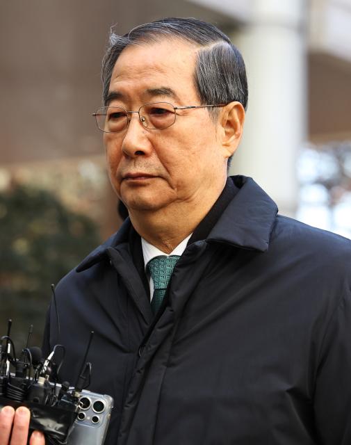 (260121) -- SEOUL, Jan. 21, 2026 (Xinhua) -- Former South Korean Prime Minister Han Duck-soo is pictured before a trial in Seoul, South Korea, Jan. 21, 2026. Han on Wednesday was sentenced to 23 years in prison for aiding and abetting the insurrection of the impeached former President Yoon Suk-yeol. (NEWSIS/Handout via Xinhua)