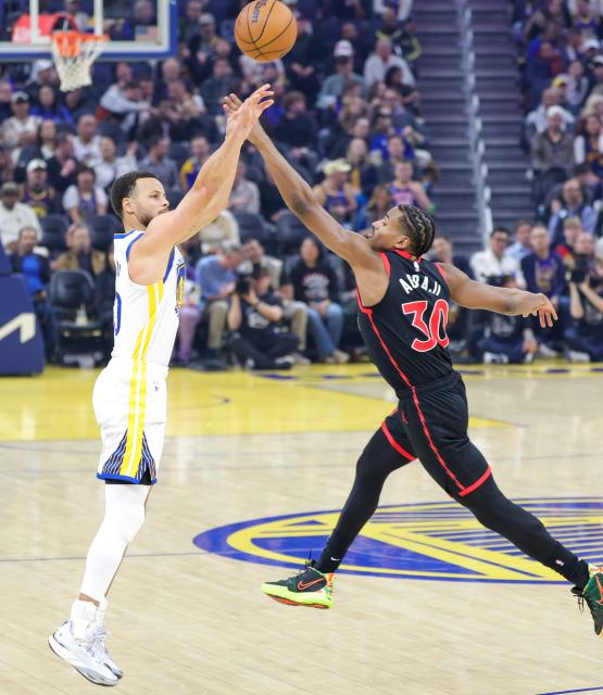 (260121) -- SAN FRANCISCO, Jan. 21, 2026 (Xinhua) -- Golden State Warriors' Stephen Curry (L) shoots during the 2025-2026 NBA regular season basketball game between Golden State Warriors and Toronto Raptors in San Francisco, the United States, Jan. 20, 2026. (Photo by Arthur Dong/Xinhua)
