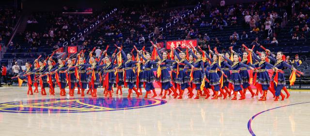 (260121) -- SAN FRANCISCO, Jan. 21, 2026 (Xinhua) -- Performers dance to celebrate the upcoming Spring Festival, or the Chinese New Year, during the 2025-2026 NBA regular season basketball game between Golden State Warriors and Toronto Raptors in San Francisco, the United States, Jan. 20, 2026. (Photo by Arthur Dong/Xinhua)