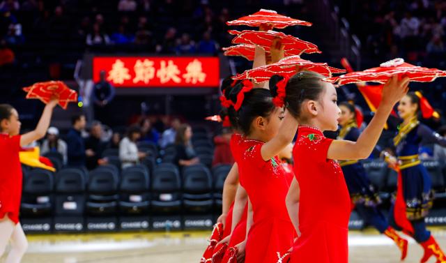 (260121) -- SAN FRANCISCO, Jan. 21, 2026 (Xinhua) -- Performers dance to celebrate the upcoming Spring Festival, or the Chinese New Year, during the 2025-2026 NBA regular season basketball game between Golden State Warriors and Toronto Raptors in San Francisco, the United States, Jan. 20, 2026. (Photo by Arthur Dong/Xinhua)