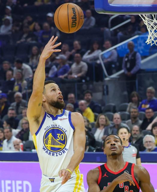 (260121) -- SAN FRANCISCO, Jan. 21, 2026 (Xinhua) -- Golden State Warriors' Stephen Curry (L) shoots during the 2025-2026 NBA regular season basketball game between Golden State Warriors and Toronto Raptors in San Francisco, the United States, Jan. 20, 2026. (Photo by Arthur Dong/Xinhua)