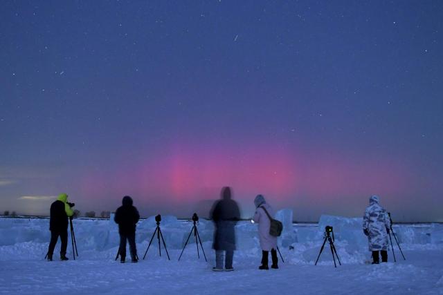 (260121) -- HARBIN, Jan. 21, 2026 (Xinhua) -- People take photos of the aurora observed from Qiqihar, northeast China's Heilongjiang Province, Jan. 20, 2026. (Photo by Wang Yonggang/Xinhua)