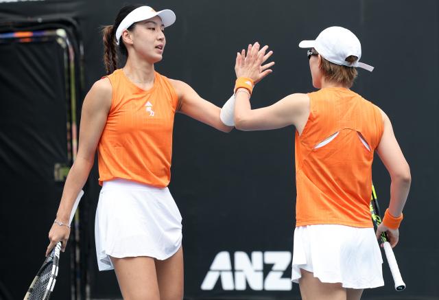 (260121) -- MELBOURNE, Jan. 21, 2026 (Xinhua) -- Wang Xinyu/Zheng Saisai of China react during the women's doubles 1st round match against Taylah Preston/Lizette Cabrera of Australia at the Australian Open tennis tournament in Melbourne, Australia, Jan. 21, 2026. (Xinhua/Ma Ping)