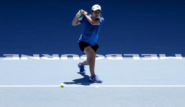 (260121) -- MELBOURNE, Jan. 21, 2026 (Xinhua) -- Bai Zhuoxuan of China hits a return during the women's singles 2nd round match against Aryna Sabalenka of Belarus at the Australian Open tennis tournament in Melbourne, Australia, Jan. 21, 2026. (Xinhua/Ma Ping)