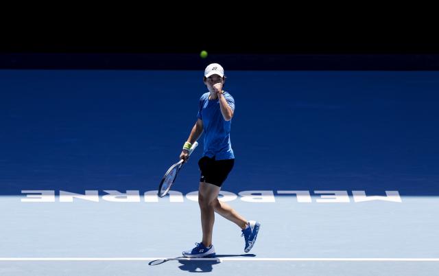 (260121) -- MELBOURNE, Jan. 21, 2026 (Xinhua) -- Bai Zhuoxuan of China reacts during the women's singles 2nd round match against Aryna Sabalenka of Belarus at the Australian Open tennis tournament in Melbourne, Australia, Jan. 21, 2026. (Xinhua/Ma Ping)