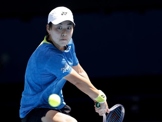 (260121) -- MELBOURNE, Jan. 21, 2026 (Xinhua) -- Bai Zhuoxuan of China hits a return during the women's singles 2nd round match against Aryna Sabalenka of Belarus at the Australian Open tennis tournament in Melbourne, Australia, Jan. 21, 2026. (Xinhua/Ma Ping)