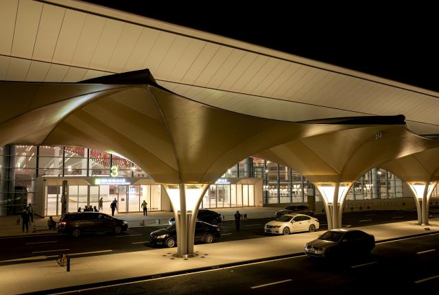(260121) -- XIAMEN, Jan. 21, 2026 (Xinhua) -- This drone photo taken on Jan. 20, 2026 shows an exterior view of the departure hall of the Xiamen Xiang'an International Airport in Xiamen, southeast China's Fujian Province. Construction of the Xiamen Xiang'an International Airport has entered a critical phase involving completion acceptance, flight tests and calibrations, and relocation preparations. With its operation slated for late 2026, the airport will be able to handle 45 million passengers, 750,000 tonnes of cargo and mail, as well as 380,000 aircraft take-offs and landings on a yearly basis. (Xinhua/Wei Peiquan)
