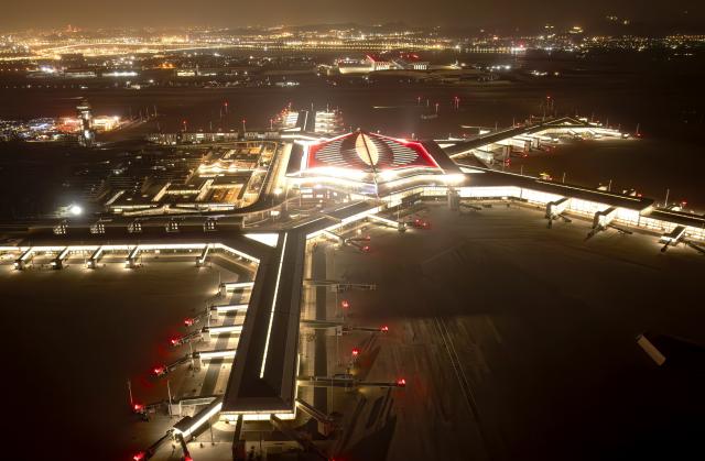 (260121) -- XIAMEN, Jan. 21, 2026 (Xinhua) -- An aerial drone photo taken on Jan. 20, 2026 shows a night view of the Xiamen Xiang'an International Airport in Xiamen, southeast China's Fujian Province. Construction of the Xiamen Xiang'an International Airport has entered a critical phase involving completion acceptance, flight tests and calibrations, and relocation preparations. With its operation slated for late 2026, the airport will be able to handle 45 million passengers, 750,000 tonnes of cargo and mail, as well as 380,000 aircraft take-offs and landings on a yearly basis. (Xinhua/Wei Peiquan)