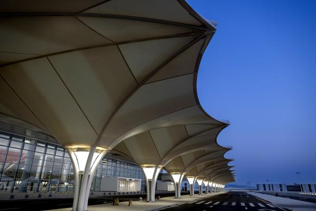 (260121) -- XIAMEN, Jan. 21, 2026 (Xinhua) -- This photo taken on Jan. 20, 2026 shows an exterior view of the departure hall of the Xiamen Xiang'an International Airport in Xiamen, southeast China's Fujian Province. Construction of the Xiamen Xiang'an International Airport has entered a critical phase involving completion acceptance, flight tests and calibrations, and relocation preparations. With its operation slated for late 2026, the airport will be able to handle 45 million passengers, 750,000 tonnes of cargo and mail, as well as 380,000 aircraft take-offs and landings on a yearly basis. (Xinhua/Wei Peiquan)