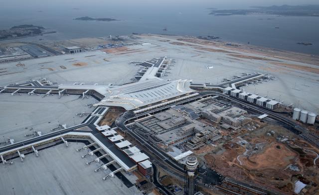 (260121) -- XIAMEN, Jan. 21, 2026 (Xinhua) -- An aerial drone photo taken on Jan. 20, 2026 shows the construction site of the Xiamen Xiang'an International Airport in Xiamen, southeast China's Fujian Province. Construction of the Xiamen Xiang'an International Airport has entered a critical phase involving completion acceptance, flight tests and calibrations, and relocation preparations. With its operation slated for late 2026, the airport will be able to handle 45 million passengers, 750,000 tonnes of cargo and mail, as well as 380,000 aircraft take-offs and landings on a yearly basis. (Xinhua/Wei Peiquan)